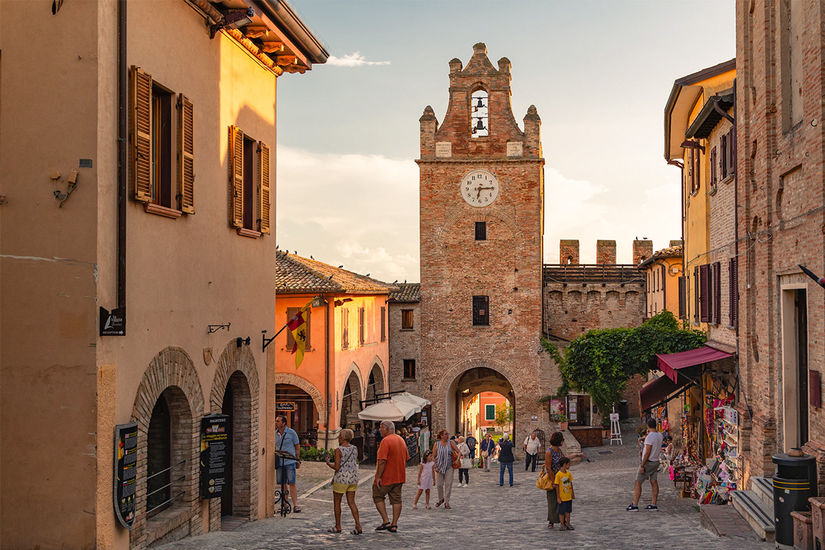 Weekend in Toscana alla scoperta del borgo di Gradara con l'agenzia viaggi Sabbia e Neve